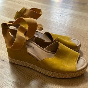 EUC Lucky Brand Espadrille Wedges size 9 goldenrod